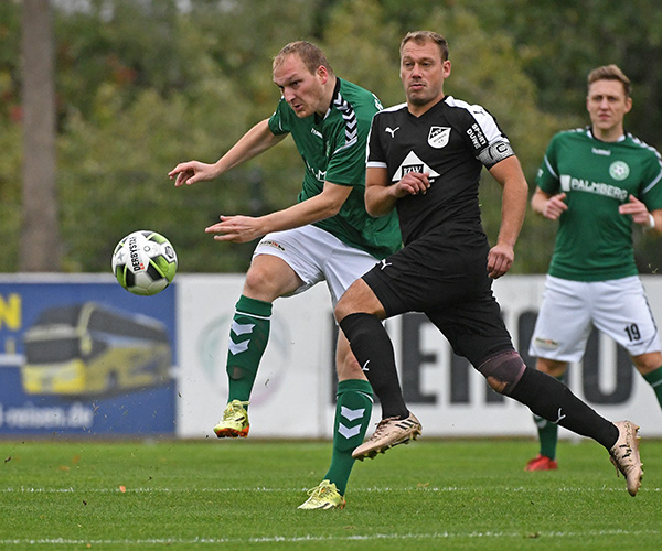 Kevin Rosinski, hier im Zweikampf mit Marcel Heine, traf mit einem Gewaltschuss zum 2:0.