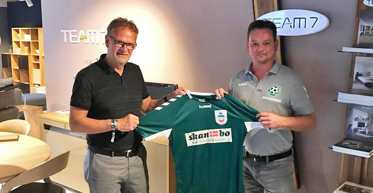 Sondertrikot mit SKANBO-Logo übergeben