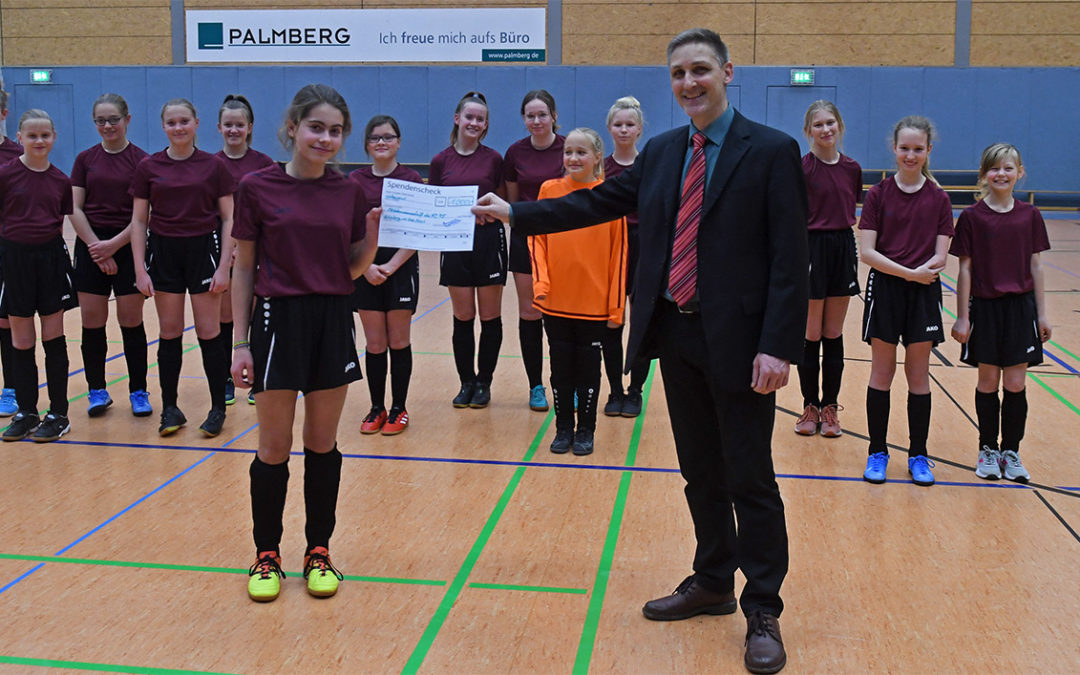 Bürgermeister übergibt Spendenscheck an Mädchen