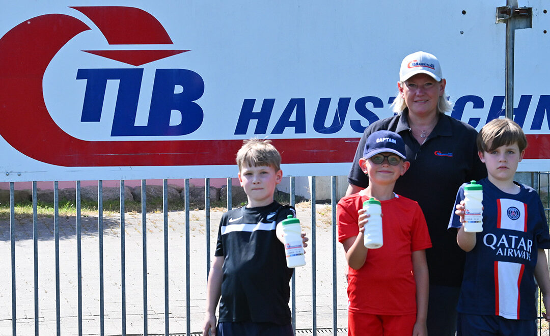 Bambinis freuen sich über TLB-Trinkflaschen